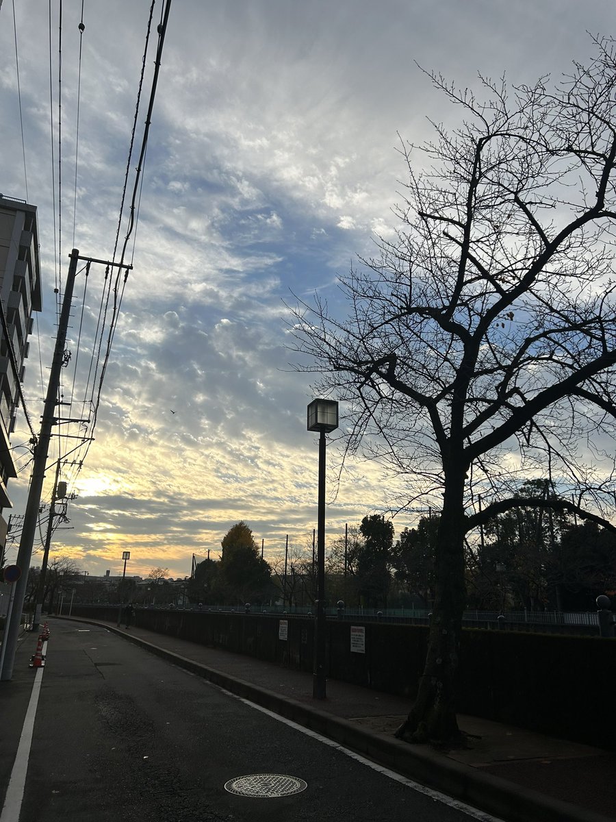 softvisit_staff's tweet photo. 綺麗な夕日。本日はこれから新規の契約に伺います🛵 https://t.co/MYLmwWg4jy