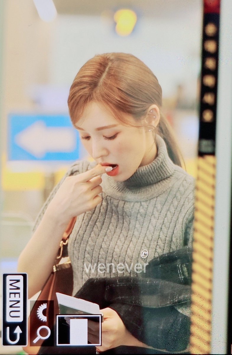 wenever940221's tweet photo. 231212 ICN #웬디 #WENDY 

손가락 건조해서 안 찍힐까바 일단 미리 후후 https://t.co/Jg1AGJUDq9
