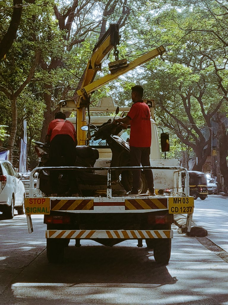 Chefvishalbhat1's tweet image. Who is responsible for the Safety of these people working on traffic tow trucks?
No Seats No Safety Belts No Rules
In case of an accident these staff working on Traffic Police Tow Trucks can die 
@MMVD_RTO @MumbaiPolice @CPMumbaiPolice @TOIMumbai @humanrights1st @CMOMaharashtra