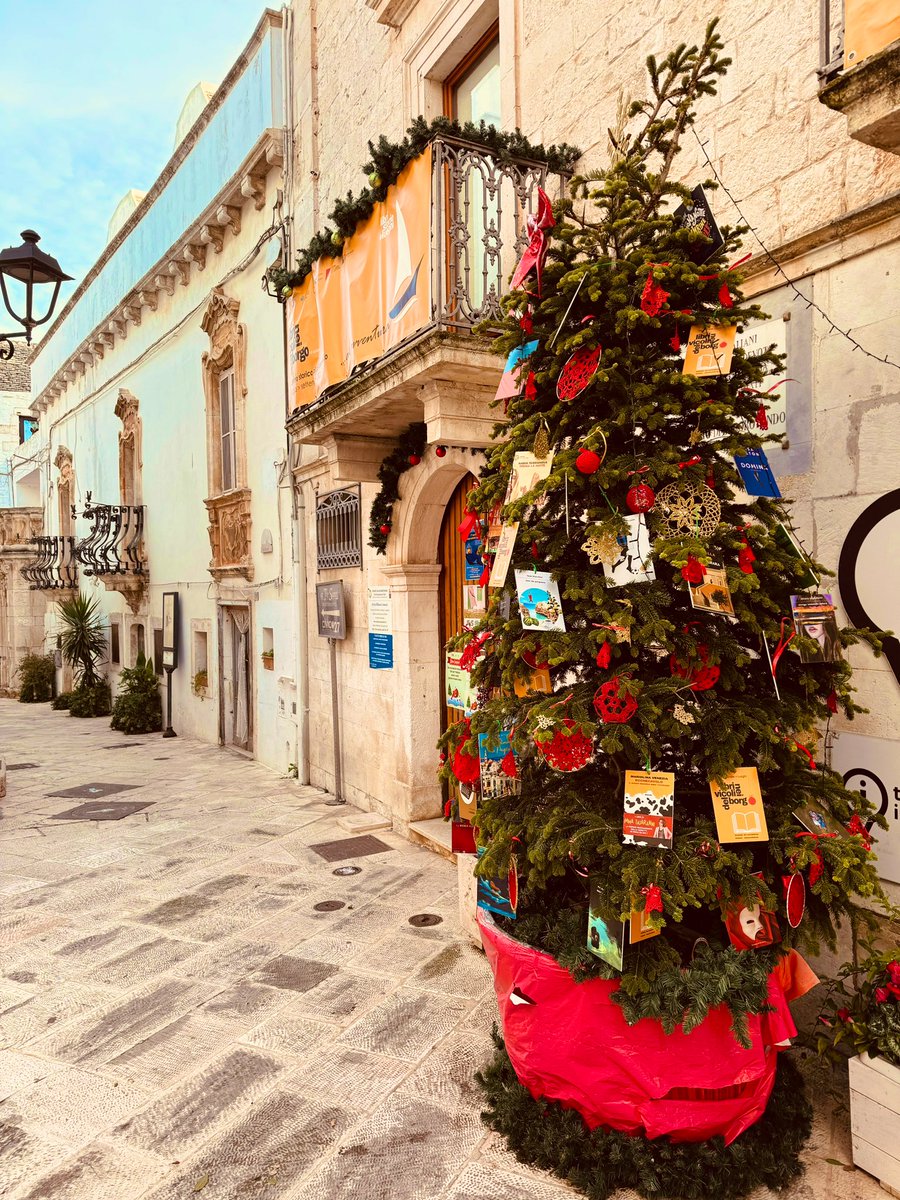 Le copertine di @nadiaterranova @paologiordano @luca_bianchini @anto_lattanzi @Tommasolabate sull’albero di Natale di “Libri nei vicoli del borgo”