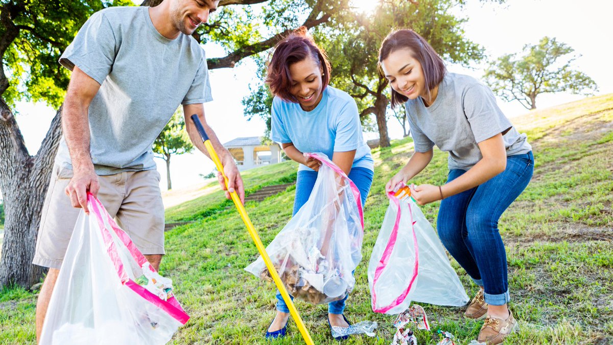 Day 12 of Advent Acts of #Kindness invites you to spread joy outdoors! 🍂🌳 Organize a neighborhood cleanup, turning a simple act into a positive impact. Let's beautify our community together. 💚✨ December 12th #AdventKindness #CommunityCleanup #SpreadJoy lavandamichelle.com/2023/11/29/adv…