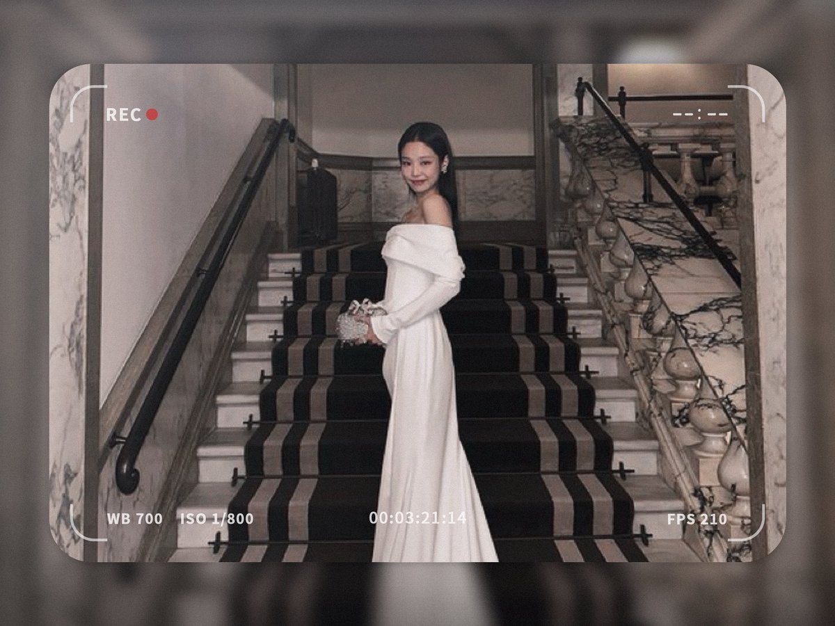 Jemnieee's tweet photo. ◦♕˚... Adorned in an exquisitely elegant white gown, I stand regally upon the staircase, with my captivating charm. Amidst this extraordinary event, a resplendent aura emanates, casting a spell of beauty and grace upon the surroundings. 𖥔  ּ https://t.co/Izm19RF09a