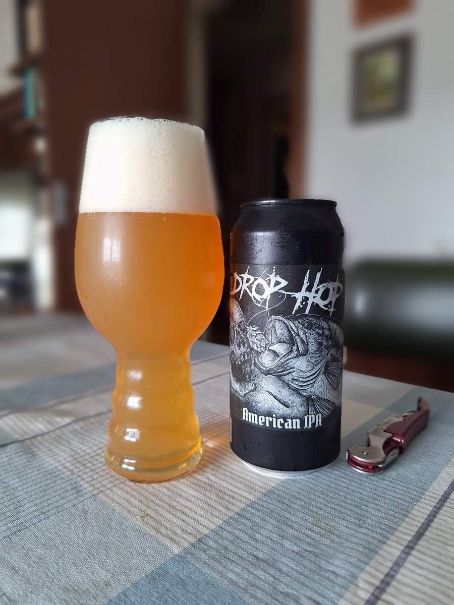 Rotten Brewery Drop Hop. Originària de Sabadell, elaborada al Clúster Craft Beer, Lliçà d'Amunt. American IPA. Aigua, malt d'ordi, llúpol i llevat. 5,6%. Boníssima. IPA resinosa, llupolada, clàssica, més aviat seca. Per variar de tanta NEIPA, Hazy.... 

#AmericanIPA #IPA #beer