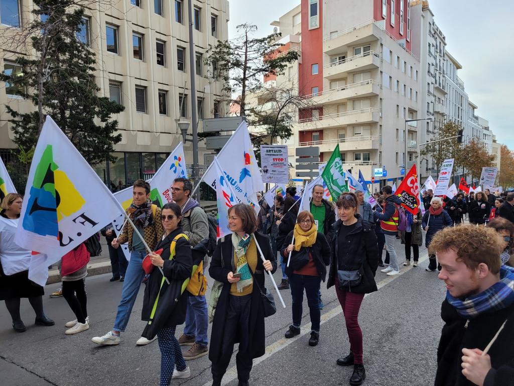 En manifestation pour la défense de la #voiepro en #greve12decembre pour les #lyceepro #sauvonsleslyceespro à #Marseille