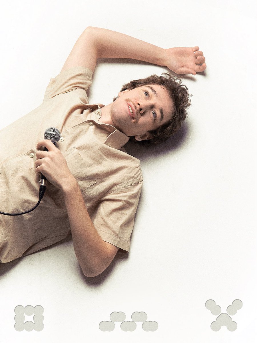 Сегодня вышел мой первый стендап концерт «Бабочка» на сайте  specialscomedy.com
Я делал для него обложку. 
Это был один из моих последних проектов на должности креативного директора. 
Слева мой концепт, а справа то, что запустили после моего ухода.
→