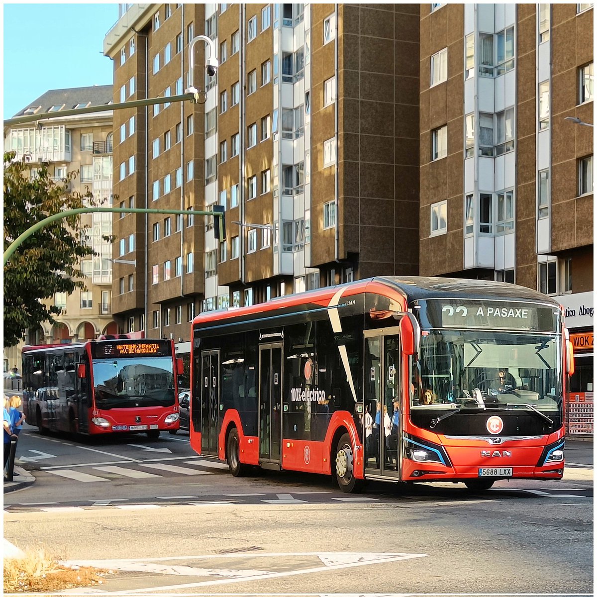 BlogBusurbano's tweet image. ‼️Alerta Exprés‼️Lun 12/12‼️
El hijo pródigo ha vuelto!
En la #Lín2 está rodando hoy el #MAN @LionsCityE, el #BusEléctrico que más tiempo disfrutamos por Coruña!
Lo veis en @Buscoruna como #Bus331 pero luce pegatina de #Bus428...
¡Eso implica continuidad!
¡Calladitos están todos!