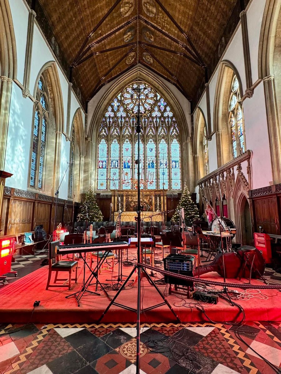 We have had a lovely few days up in Oxford, recording a new major work by @gjackson3, the superb @MertonCollChoir and Director of Music @BenjieNicholas We premiered the piece on Saturday night at @StJohnsSmithSq, followed by another performance at @MertonCollege chapel.