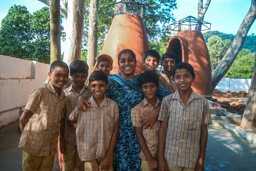 RKFI's tweet image. மலைக்கிராமமான நெல்லிவாசல் அரசுப் பள்ளியில் ‘சூழல் மேம்பாட்டுக் கழிப்பறை’அமைத்த விஷ்ணுப்பிரியாவுக்கும் அவர்களது நண்பர்களுக்கும் உலகநாயகன் கமல்ஹாசன் அவர்களின் பாராட்டுகள்.