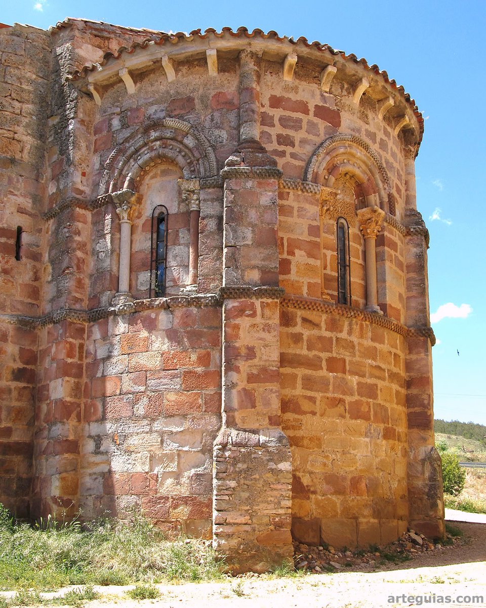 La iglesia de Puebla de San Vicente en Becerril del Carpio, #Palencia perteneció a un monasterio. Posee uno de los ábsides más bonitos de Castilla, por sus ventanales, impostas y columnas sobre plintos. ¡Ah y por el color de la piedra!
#FelizMartes #románico #MontañaPalentina