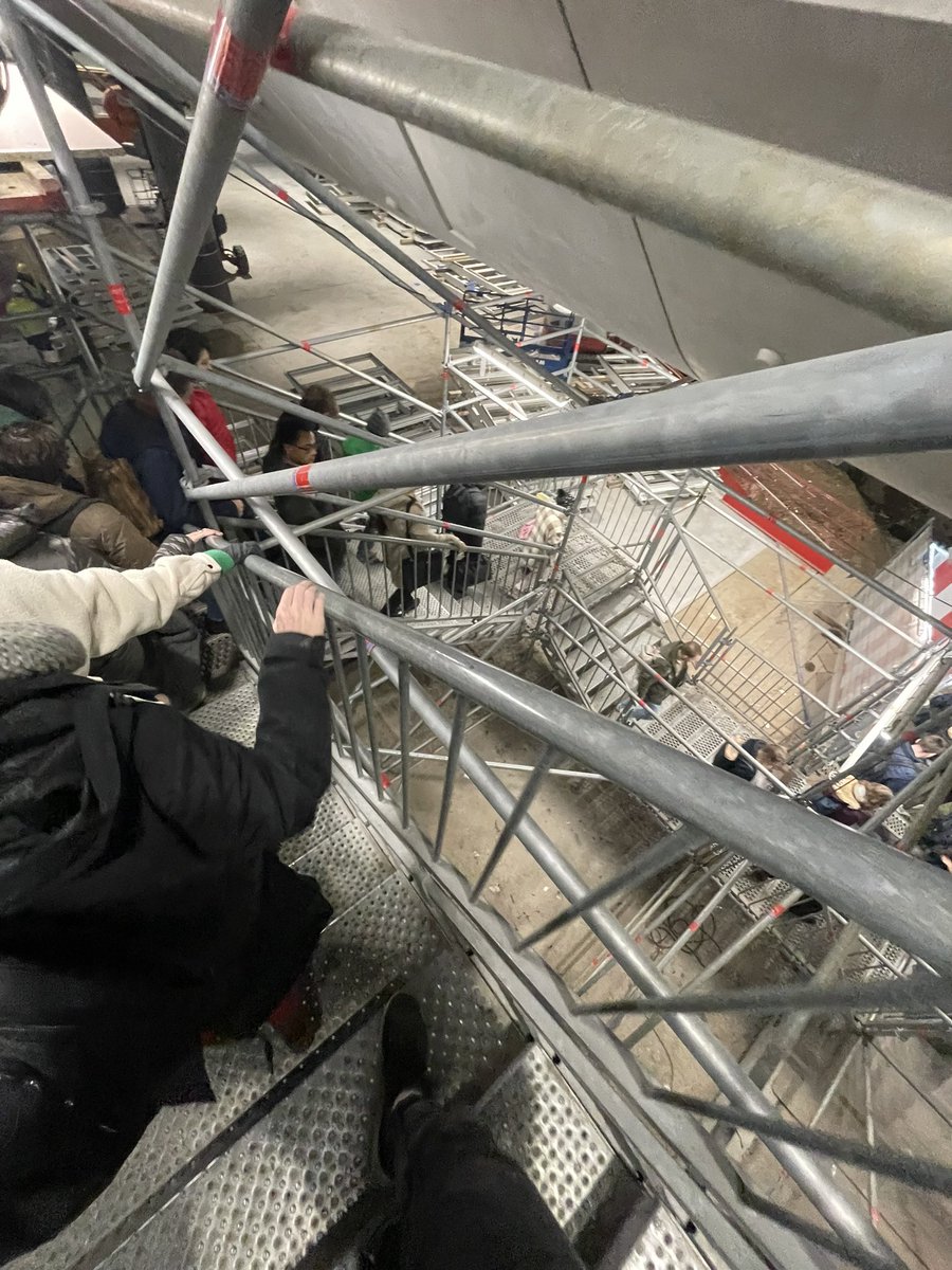 Gent-Sint-Pieters, 17 jaar na de start van de werken. 

Laat het tot U doordringen dat de Notre-Dame in Parijs terug opengaat in 2024. 🥲