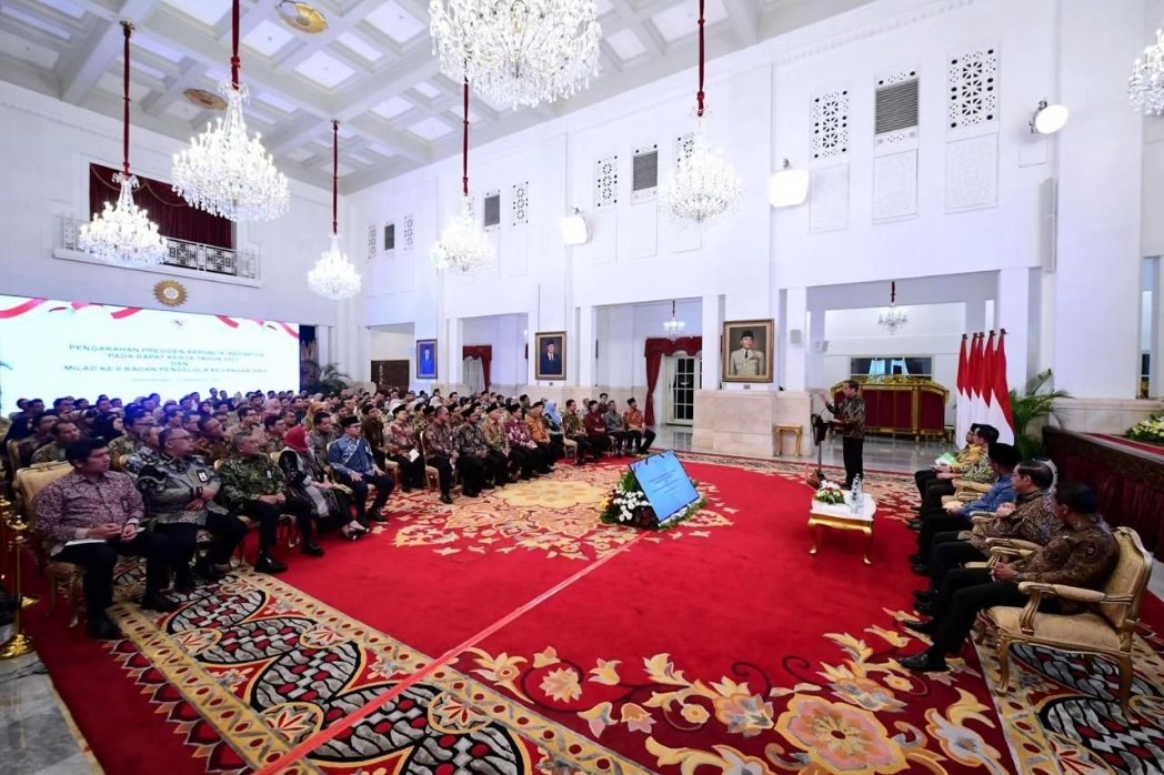 Membuka Rapat Kerja tahun 2023 dan Milad ke-6 Badan Pengelola Keuangan Haji (BPKH) di Istana Negara, Jakarta, siang ini. 

Berdasarkan laporan Kepala BPKH, dana yang dalam pengelolaan BPKH mencapai Rp165 triliun. Ini  jumlah yang besar sekali. Saya mengingatkan agar BPKH dapat