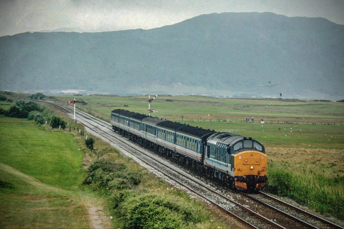 North Wales on a summer Saturday afternoon, and the traction didn’t disappoint! 37422 ‘Robert F. Fairlie’ in the rather fetching Regional Railways livery well and truly in charge! #Class37 #Tractor #RegionalRailways #BritishRail #NorthWalesCoast #Trainspotting