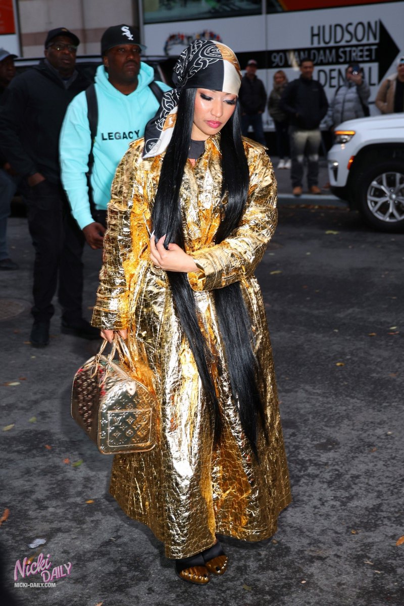 nickidailycom's tweet photo. HQ Candids of @NICKIMINAJ in New York City outside Watch What Happens Live and The Late Show. 

Her episode of WWHL will air December 14.

🔗: https://t.co/WWGvr5ZI6b https://t.co/WeGLSjrvC9
