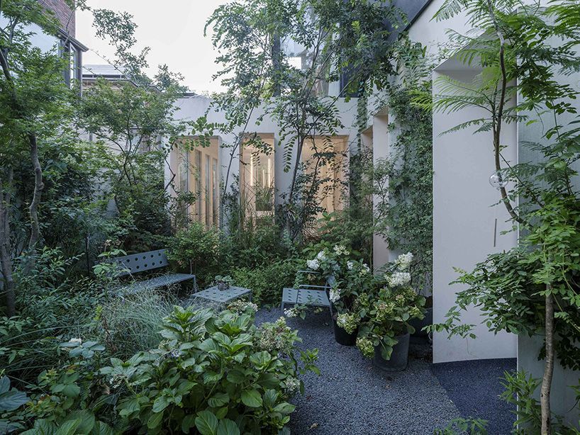 designboom's tweet photo. HAS design &amp; research hides this 'forest villa' among lush gardens 🌿 https://t.co/oWmKWTxuLc