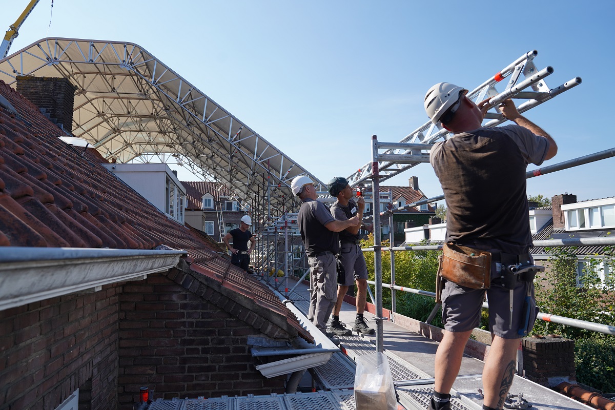 Bouwbedrijf Pennings en <a href="/orlyenendevoets/">Orly & Endevoets</a> bij het #verduurzamen van woningen in Den Bosch een verrijdbaar zeilregeldak in. "We kunnen door met onwerkbaar weer."
aannemervak.nl/bouwplaats/won…