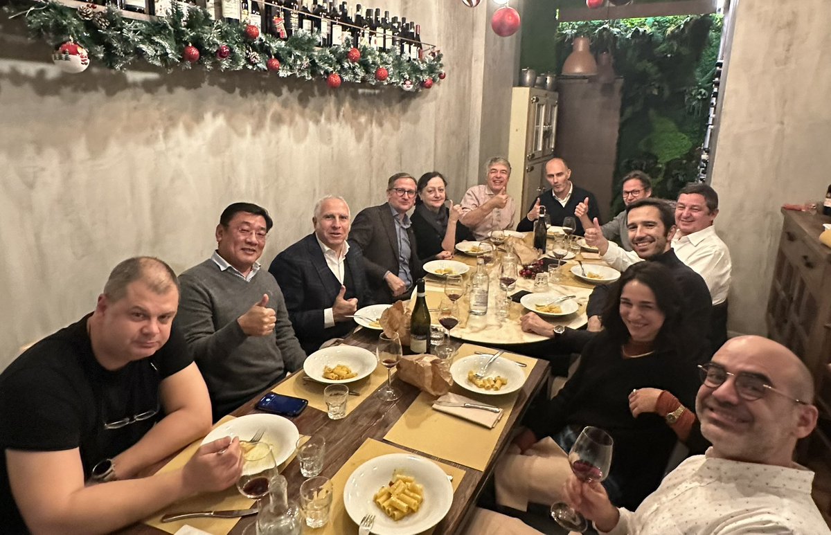 Many top European cardiogenic shock leaders had a great pasta dinner in Roma. @susannaprice @AntoineHerpain #DanielDeBacker #JacobMoller #robertorusso #alastairproudfoot #federicopappalardo @DavidGalliaerdt @JanBelohlavek