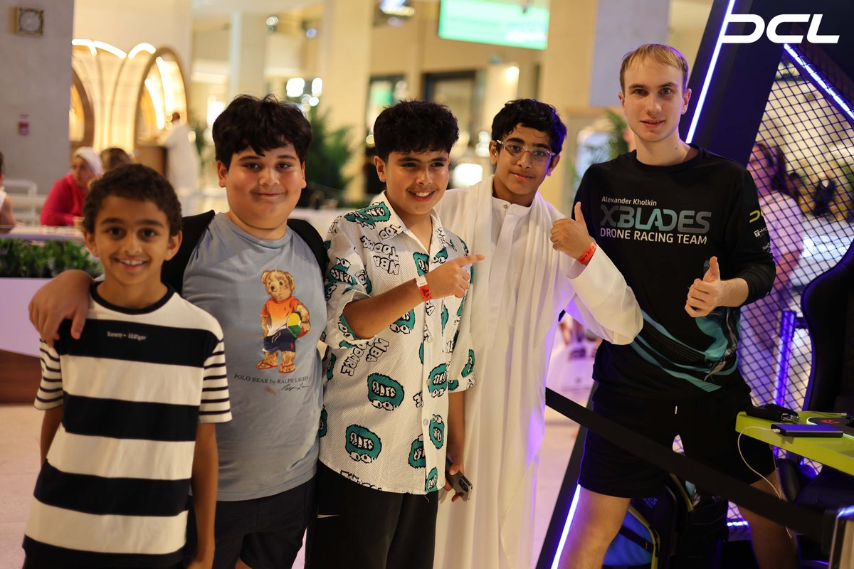 DroneChampionsL's tweet photo. DCL isn't just about the race, it's about community!
Pilots connect with fans and inspire the next generation.
#DCL23 #DroneRacing #Split2Finale #Split2 #DCL23split2 #DCL23split2final #Split2Final #AbuDhabi #YasMall #Esports #Gaming #A2RL #FanEngagement https://t.co/W2b3U6T93U