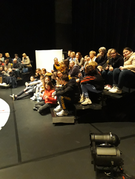 CollegeWatten's tweet photo. Le jeudi 7 décembre, ce sont les 5è3 et les 5è4 qui se sont rendus au Bateau-Feu, pour assister à une représentation de cirque contemporain. Les élèves ont passé une excellente soirée, entre frissons et émerveillement. Un projet à l’initiative des enseignants d’EPS. https://t.co/GwAtw69gLa
