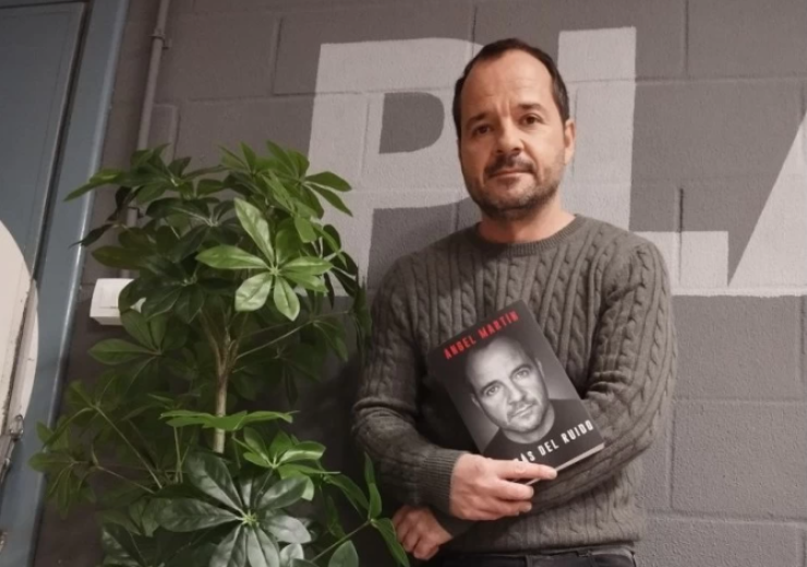 AragonNoticias_'s tweet photo. 📖El cómico y presentador Ángel Martín ha visitado Zaragoza para presentar su libro 'Detrás del ruido', la segunda parte de 'Por si las voces vuelven', donde explica cómo afrontó el brote psicótico que sufrió en 2017. 

💬"Vivir sin plantearnos por qué hacemos las cosas es la mayor locura que existe", ha dicho @angelmartin_nc. 

Lee la entrevista completa👇:
https://t.co/3wA4dKRMH0