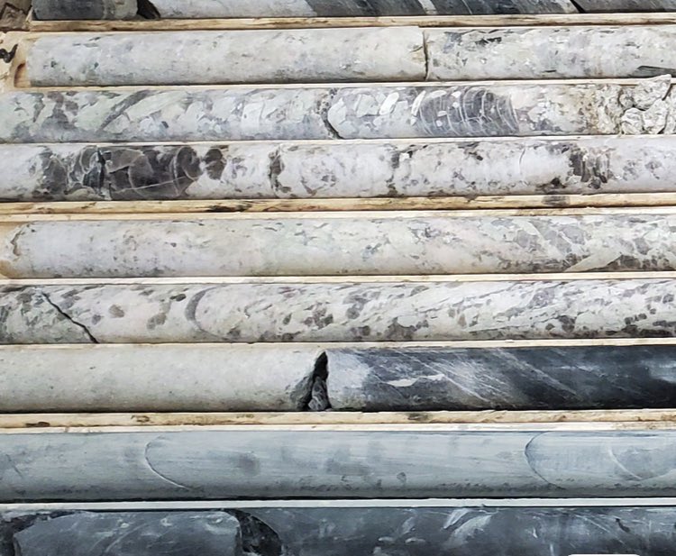 𝐙𝐢𝐠𝐳𝐚𝐠 𝐋𝐢𝐭𝐡𝐢𝐮𝐦 𝐂𝐨𝐫𝐞 

Drill bit still turning at Zigzag Lithium, Northern Ontario! 🔄 

Pegmatite visible in cores, next step is logging and cutting. 

Program on track, objectives being met. Exciting progress made! 

#ZigzagProject #DrillingUpdate #ProgressMade…