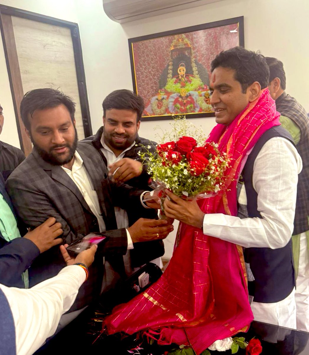 BjpAnuragsingh's tweet image. आदरणीय @PankajSinghBJP भैया को उनके जन्मदिन पर मिलकर शुभकामनाये प्रेषित की
प्रभु श्री राम से प्रार्थना है कि आपका मार्गदर्शन हमेशा हम सब कार्यकर्ताओं को हमेशा मिलता रहे।