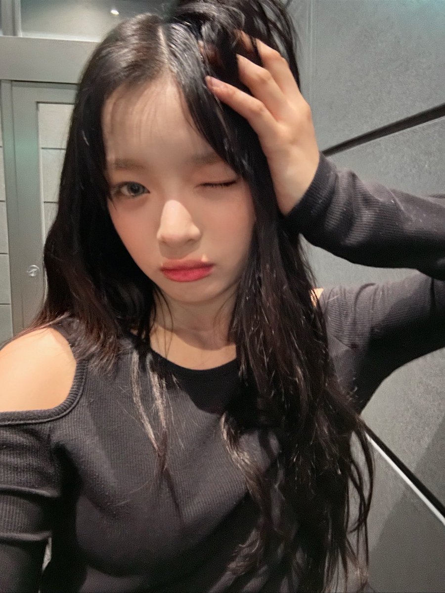 newjeans_loop's tweet photo. 231212 phoning 

#뉴진스 #NewJeans #하니 #Hanni #ハニ https://t.co/vAuIgkFb1n