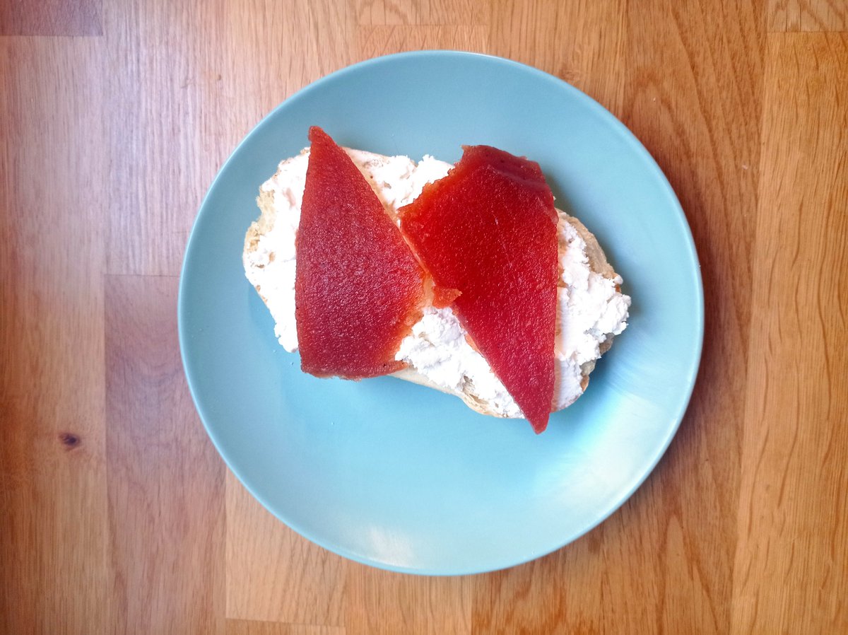 MuseuManacor's tweet image. El codonyat es pot gaudir de diverses maneres. Es pot menjar amb formatge 🧀 o tot sol. També es pot fer servir per fer pastissos i altres receptes. I a tu, t’agrada? 😋
#molidenfraret #codonyat #etnografía