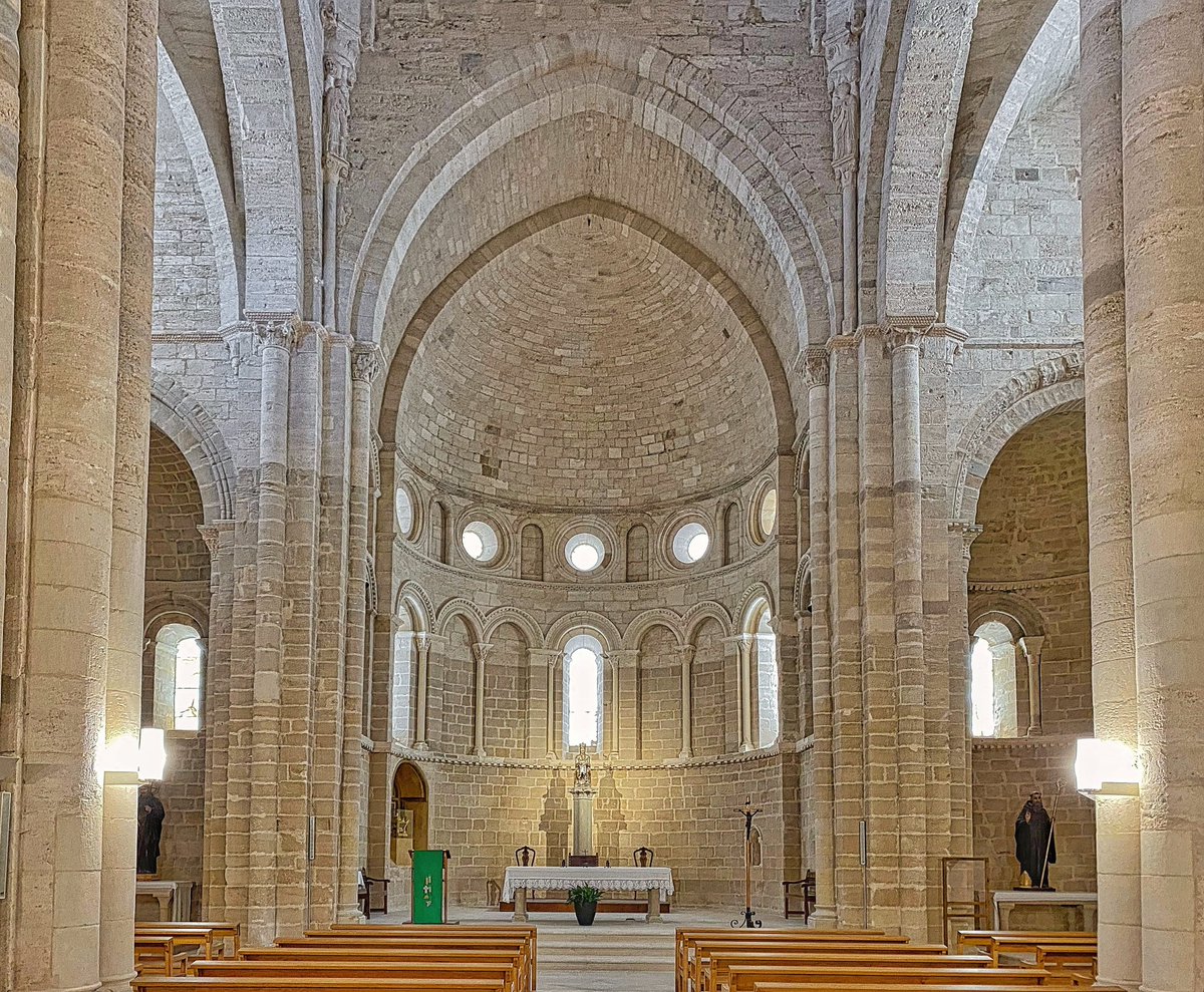 Por si Estella no fuese 'suficiente' para el peregrino o visitante, solo unos pocos kilómetros después de la ciudad y tras una cuesta que deja sin aire, aparece ante nosotros el Monasterio de Santa María la Real de Irache, obra clave del románico navarro #FelizMartes #BuenosDias