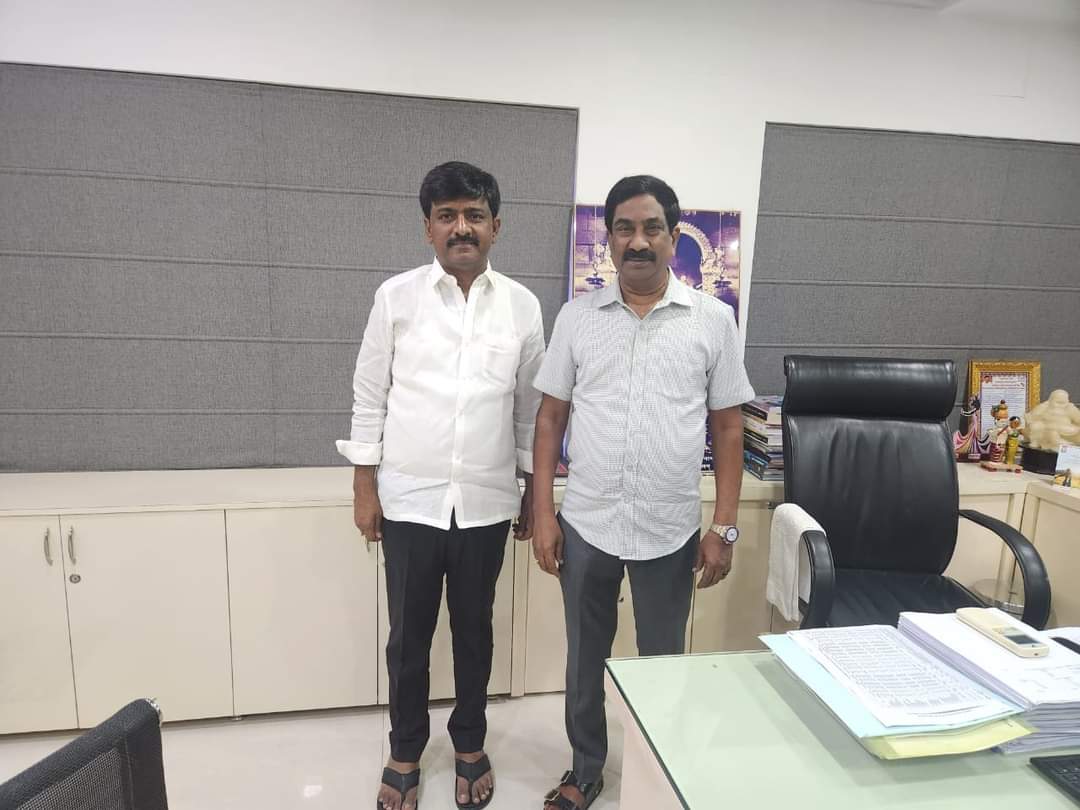 mana_Prakasam's tweet photo. ఆంధ్రజ్యోతి ఎండీ వేమూరి రాధాకృష్ణ గారిని మర్యాదపూర్వకంగా కలిసిన పులివెందుల టీడీపీ ఇంచార్జ్ బీటెక్ రవి గారు https://t.co/vvcdAIINGU