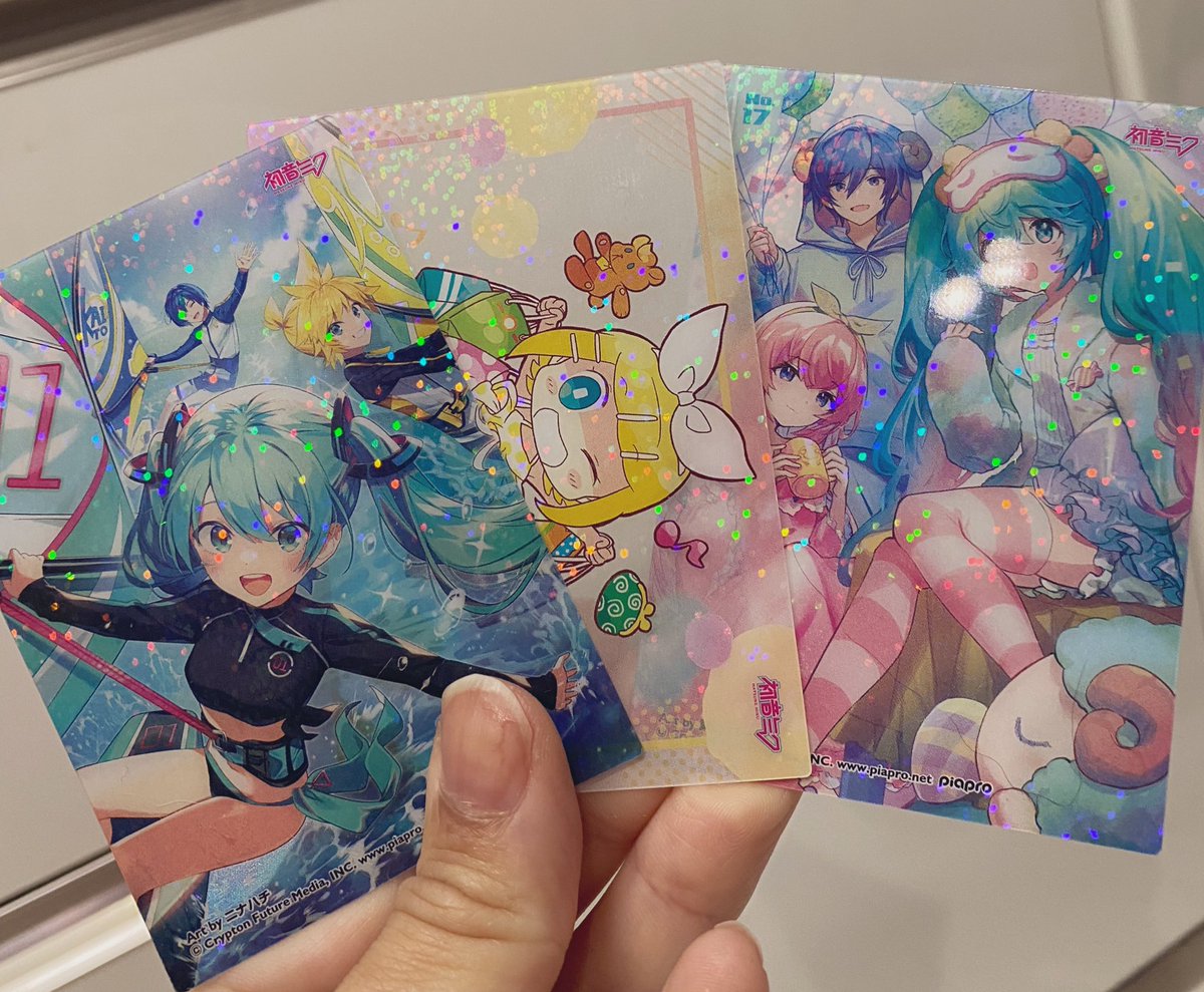 初音ミク ,鏡音レン ,鏡音リン ,カイト(ボーカロイド) ,巡音ルカ 「セリアありがとうございます」|sakiのイラスト
