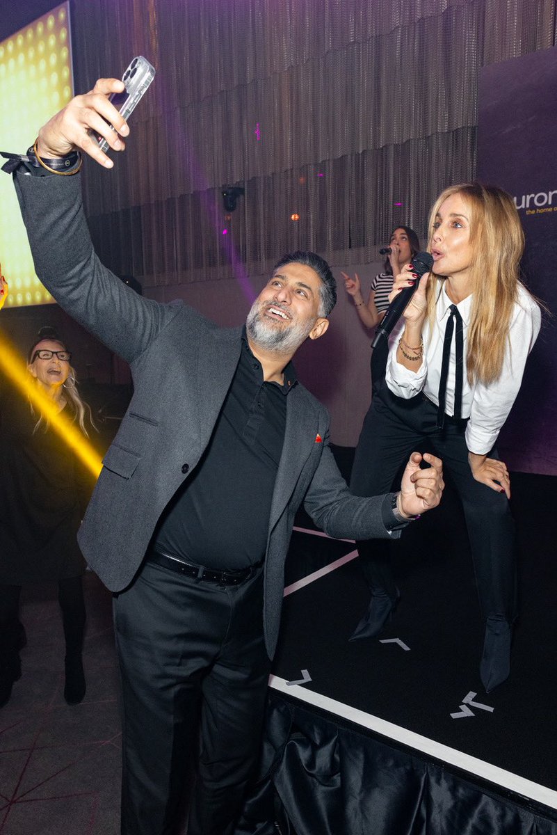 ✨ The Ultimate Selfie with @LouiseRedknapp mid performance 🤳🏻 📸 Share your favourite TRIC Selfies with us! tric.org.uk