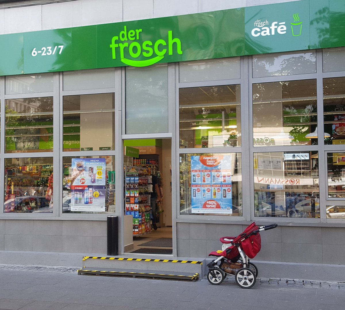 Michalina_Kobla's tweet image. Kuzynka wróciła zapłakana ze szkoły, w jej klasie już zamienili godło Polski na Niemiec. Szwagier ciotki mówi, że od jutra w TVP będzie nowy program "Dwie kropki nad ü" i "Guten tag TVP". Więcej info po 20