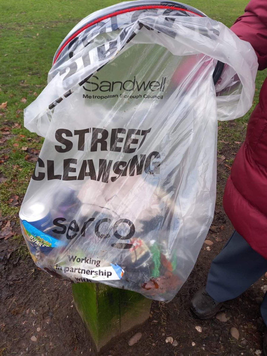 Litterwatch1's tweet photo. Martyn &amp; Diane have been #litterpicking they way around #warleywoods.

It's great to see there's not much #litter. A great job, #thankyou.

#adoptastreet #litterpickingiscool #justbinit #binitbab #volunteersareawesome 
@SercoESUK @sandwellcouncil https://t.co/BsGe4yu1dA