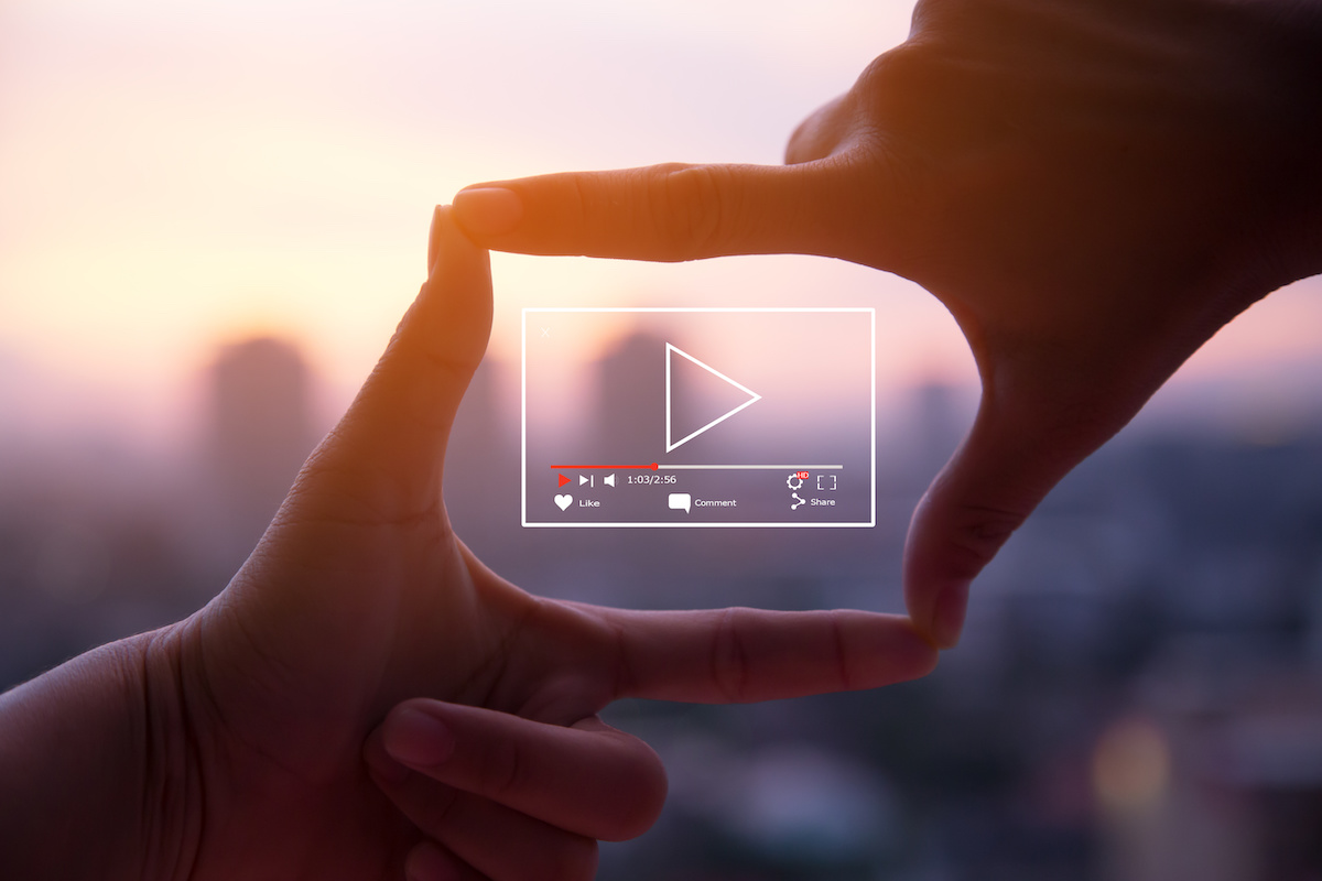 🤔 Quel avenir pour la video dans le marketing digital ? Selon Alexandre Benoist 'le format roi aujourd’hui, c’est à 100 % la #video' Ce format est mis à l'épreuve par les algorithmes et doit répondre à des critères précis pour inciter l'audience à regarder la vidéo en entier