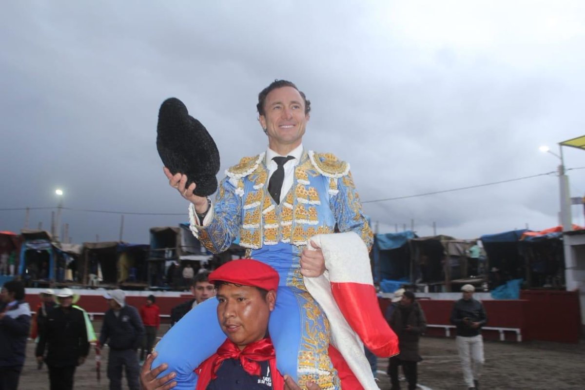 AlQuiteOficial's tweet photo. 🇵🇪🇪🇸 @RRRafaelillo triunfó en Macusani en la Plaza que está situada con la mayor altitud del mundo (4.315 metros), en el corazón de Perú, se llevó el Escapulario de Oro.

#AlQuite #RafaelRubio #Rafaelillo https://t.co/2mA9ACDeuh