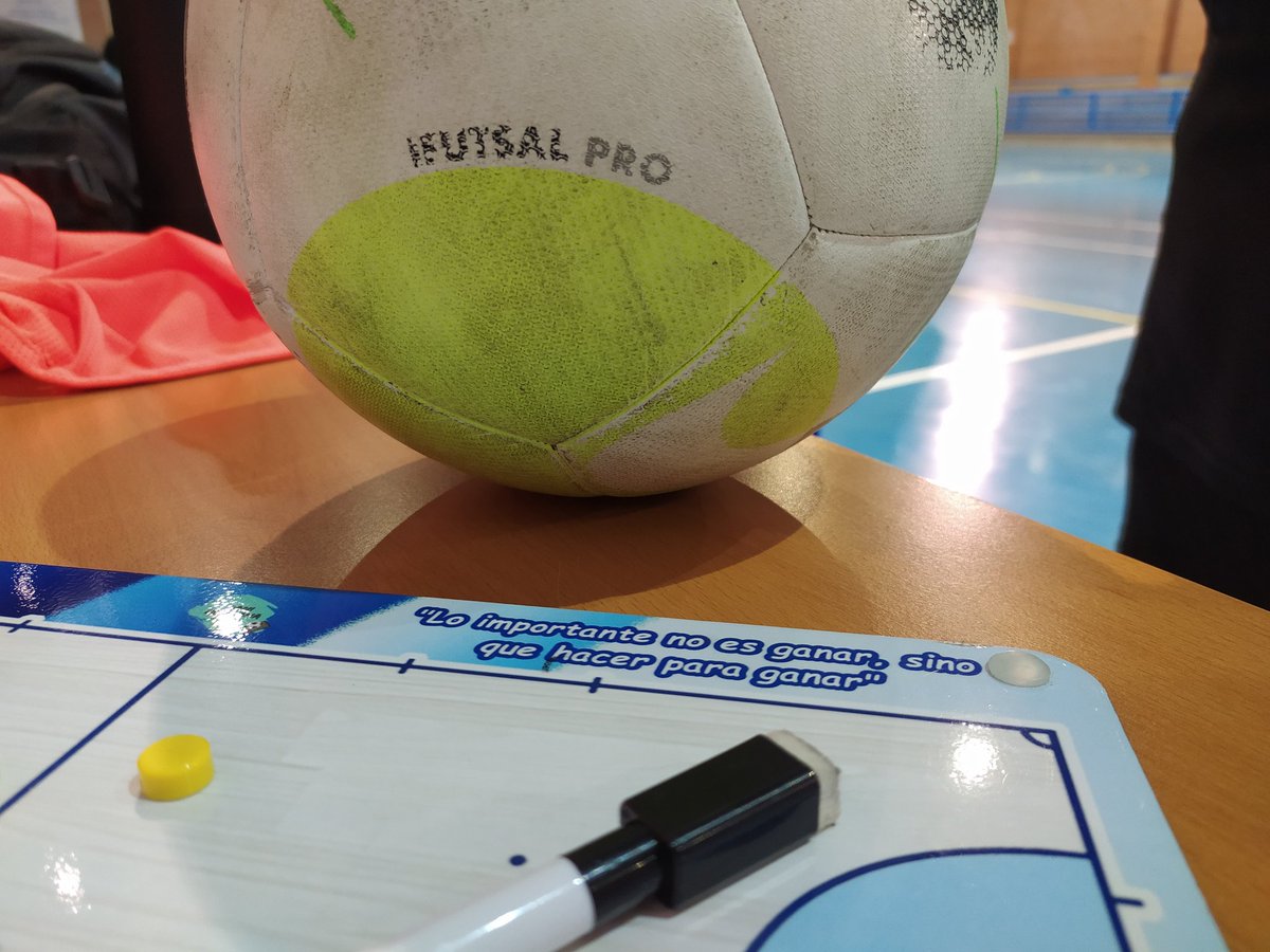 PUNTOS_GILENA's tweet photo. Que tengáis un buen Martes 😘

⚒️La pizarra del maestro Dani Quintana Garcia se prepara para el último partido del año.

Te esperamos el viernes💪

#Masquefutbolsala💙⚽ https://t.co/F5mNj1dKog