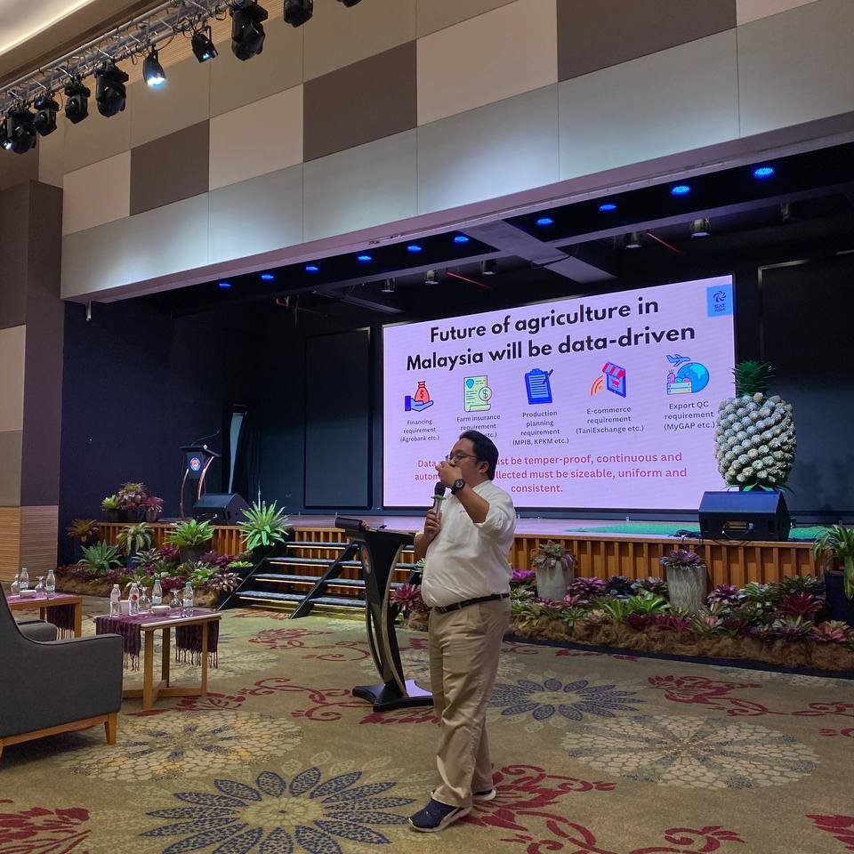 _satasia's tweet photo. Ribuan terima kasih diucapkan kerana telah menjemput Pengurus Besar Teknologi #SATAsia, @afifbadhrul, yang telah berbicara tentang Aplikasi Teknologi Pintar dalam Kursus Perdana Tanaman Teknologi Tanaman Nanas LPNM Sarawak 2023 yang bertempat di Hotel UCSI Kuching, Sarawak. https://t.co/EGGuId4794