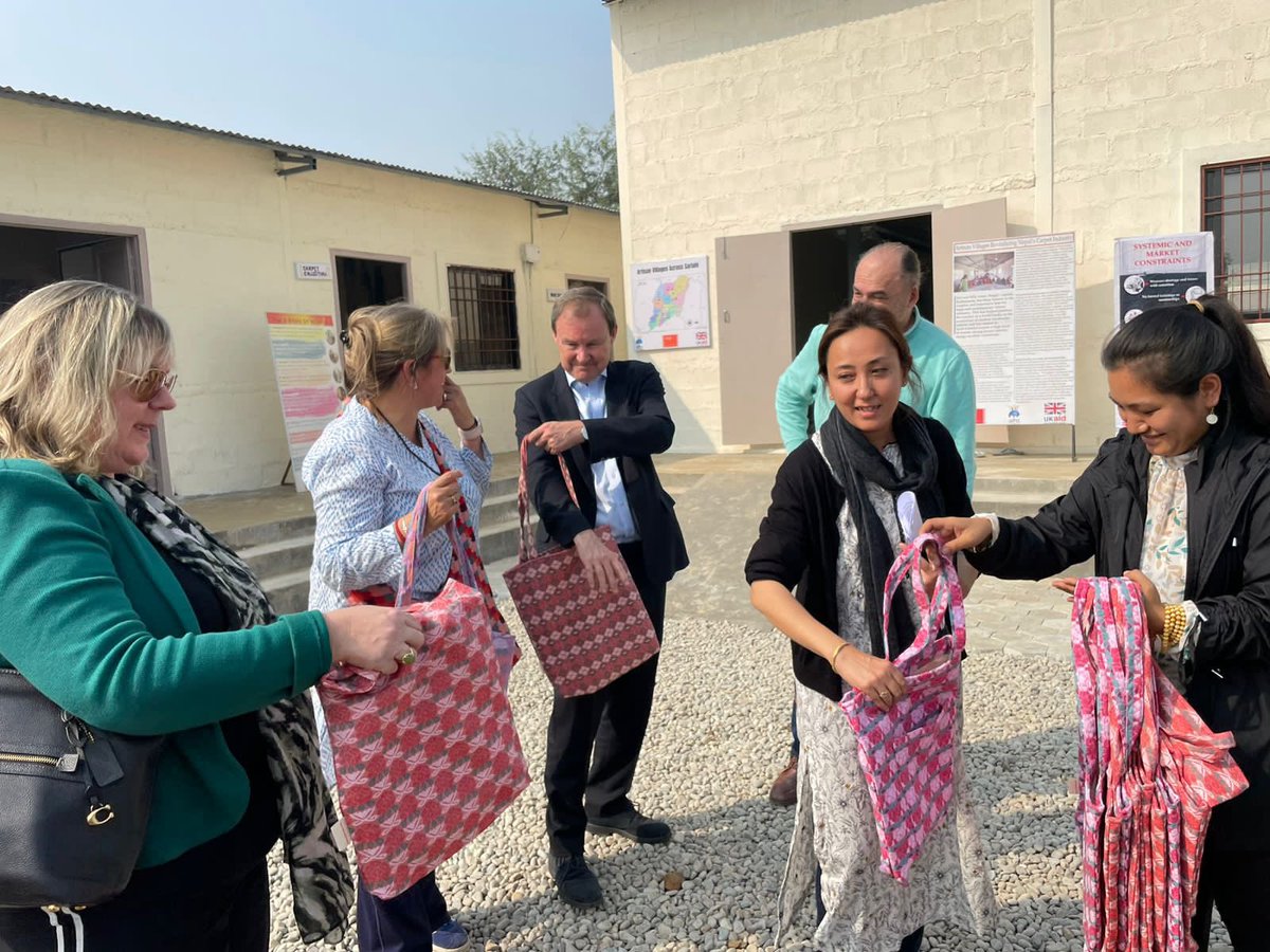 UKinNepal's tweet image. Great to see how 🇬🇧is helping 🇳🇵revitalise the high-value carpet industry: pleasure to visit a Sarlahi based factory to see where UK Skills for Employment Programme training and export promotion is helping create economic opportunities 👍
#fairtrade