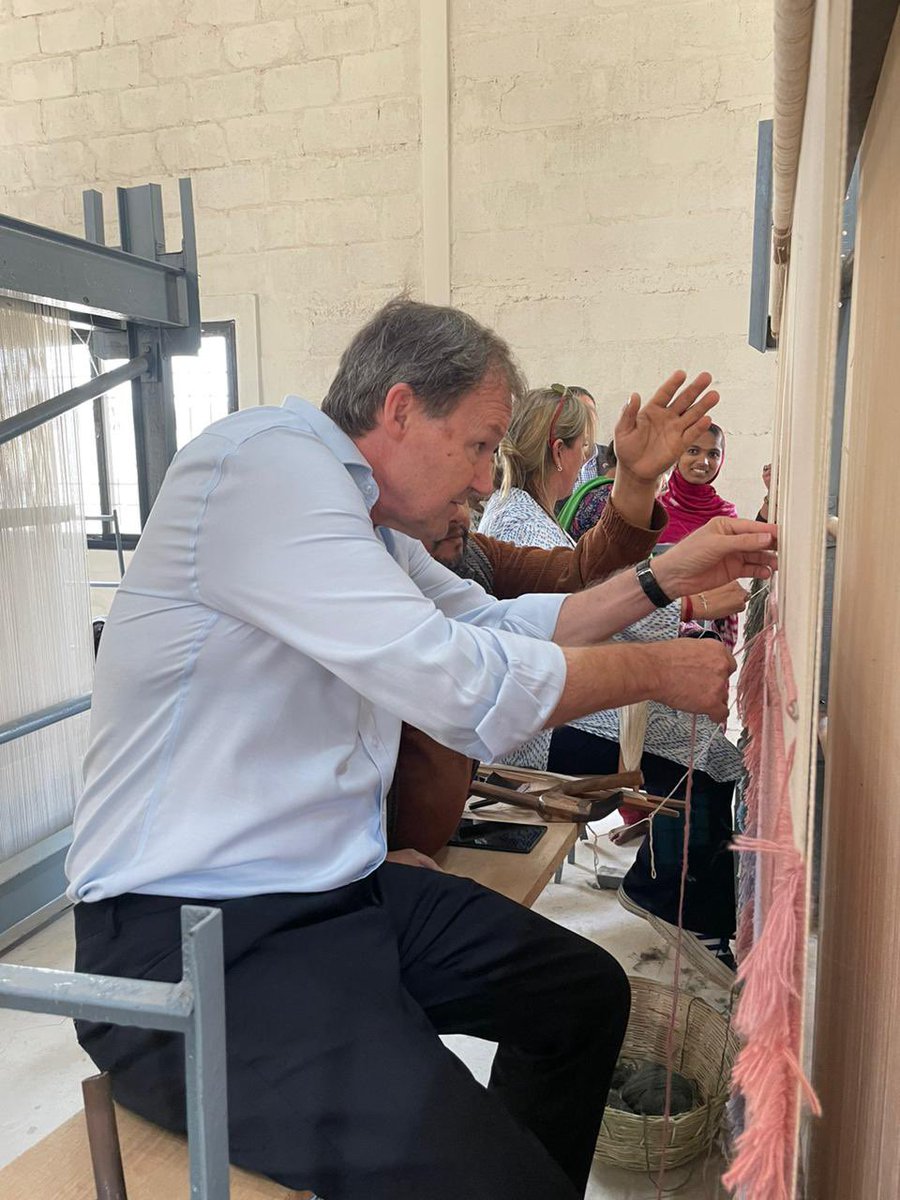 UKinNepal's tweet image. Great to see how 🇬🇧is helping 🇳🇵revitalise the high-value carpet industry: pleasure to visit a Sarlahi based factory to see where UK Skills for Employment Programme training and export promotion is helping create economic opportunities 👍
#fairtrade