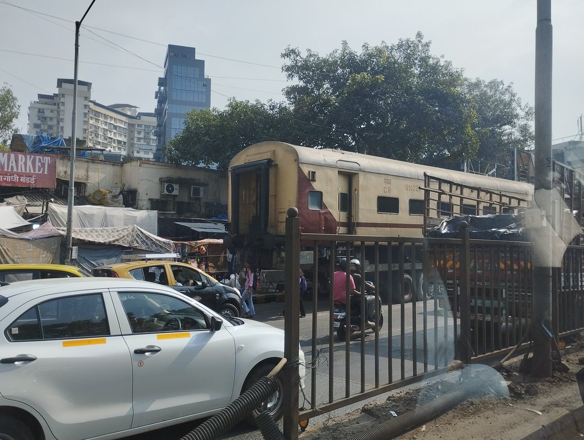 Traffic congestion towards Maheshwari Udyan due to a trailer stranded at Gandhi Market which is transporting Railway bogie and unable to pass height barrier under Kings circle. #Mumbai