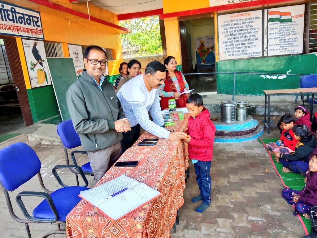dwitendrMishr1's tweet photo. गांधी नगर प्राथमिक विद्यालय में अच्छे परिणाम पर, बच्चों के प्रोत्साहन हेतु पुरस्कार वितरण व उत्साहवर्धन किया गया । https://t.co/hMTDA412ut