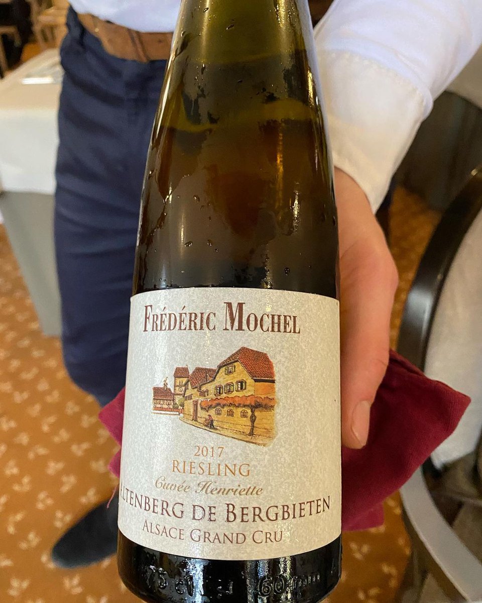 Our Riesling Grand Cru Altenberg de Bergbieten Cuvée Henriette 2017 at the famous Le Cerf restaurant in Marlenheim, Alsace

#fredericmochel #riesling #rieslinglover #traenheim #drinkalsace #alsacerocks #foodpairing #altenbergdebergbieten

(Photo : Aline Baby)