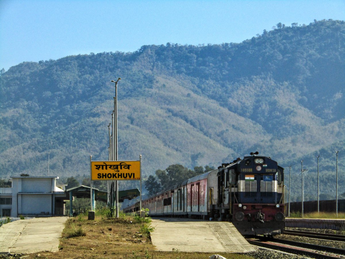 The latest frontier of #NortheastFrontierRailway ! 

Inframe - #Shokhuvi - #Naharlagun (#Itanagar) #DonyiPolo Exp with NGC #WDM3A rests at Shokhuvi ! 

#NFRailEnthusiasts

@drm_lmg_nfr | @DRM_RNY |
@RailNf | @RailMinIndia |