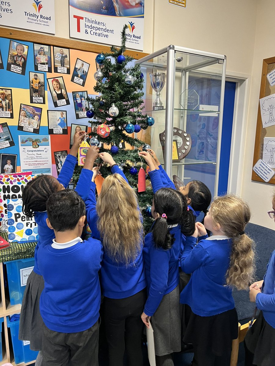 TrinityRdPrim's tweet photo. Year 1 have made some tree decorations applying their learning on colour mixing. Thank you Year 1 for making our tree so colourful! #TogetherAtTrinity #ChristmasTree #Year1 #Chelmsford https://t.co/aemcRhrA51