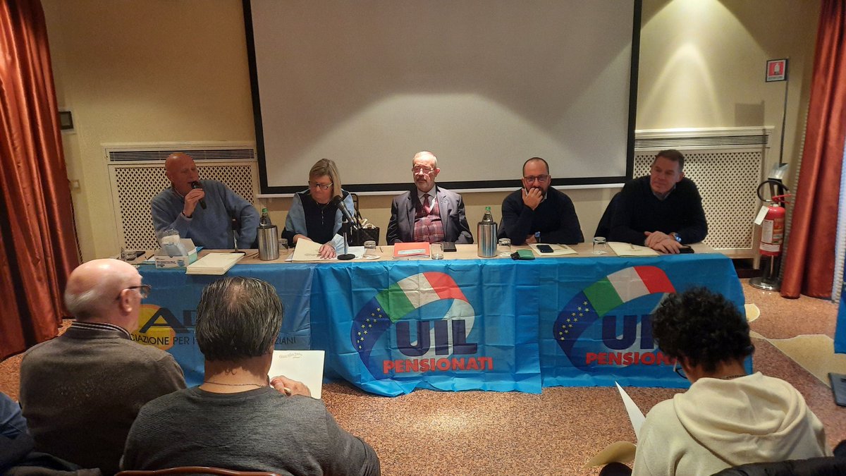 A #Genova il #consiglioregionale della <a href="/UilpLiguria/">UilPensionatiLiguria</a> con il segretario generale Uil Pensionati Carmelo Barbagallo e il segretario organizzativo <a href="/Pasqualelucia3/">Pasquale lucia</a>.
"La platea dei pensionati garantisce economia ed ha bisogno di servizi". Così Alba Lizzambri sg #UilpLiguria.