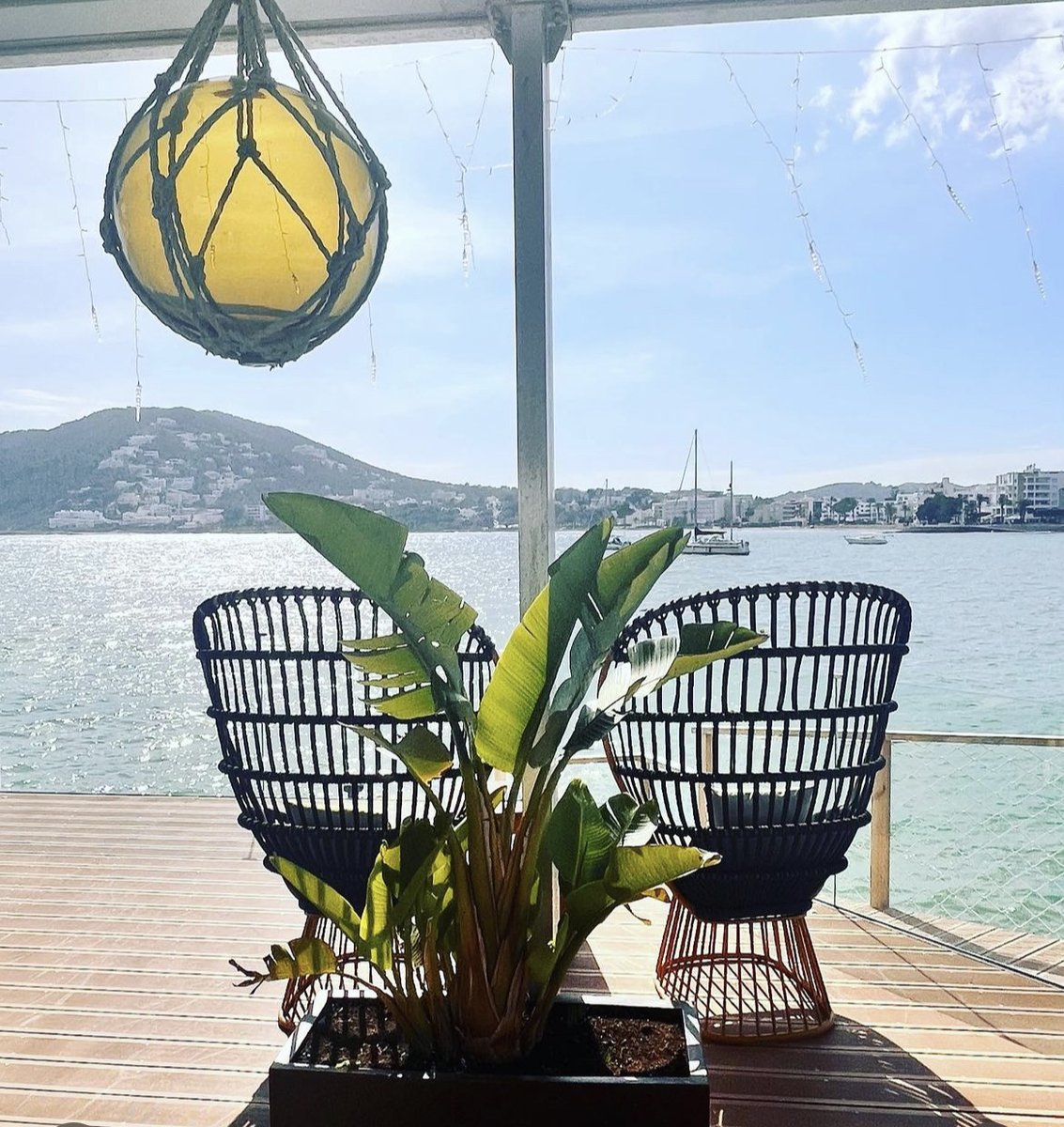 CBbC_Ibiza's tweet photo. ¡Feliz martes a todos! 💙

👉🏼 CBbC Costa Rodona está abierto para los mejores après-ski

👉🏼 CBbC Marina Sta Eulalia vuelve en 2 días.

👉🏼 ¡Vuelve a Ebusus CBbC Restaurant los platos del día de invierno y nuestro famoso cocido!

¿Dónde nos vemos? 🥰

#FelizMartesATodos #CBbCGroup https://t.co/kEKP8ZcEI6