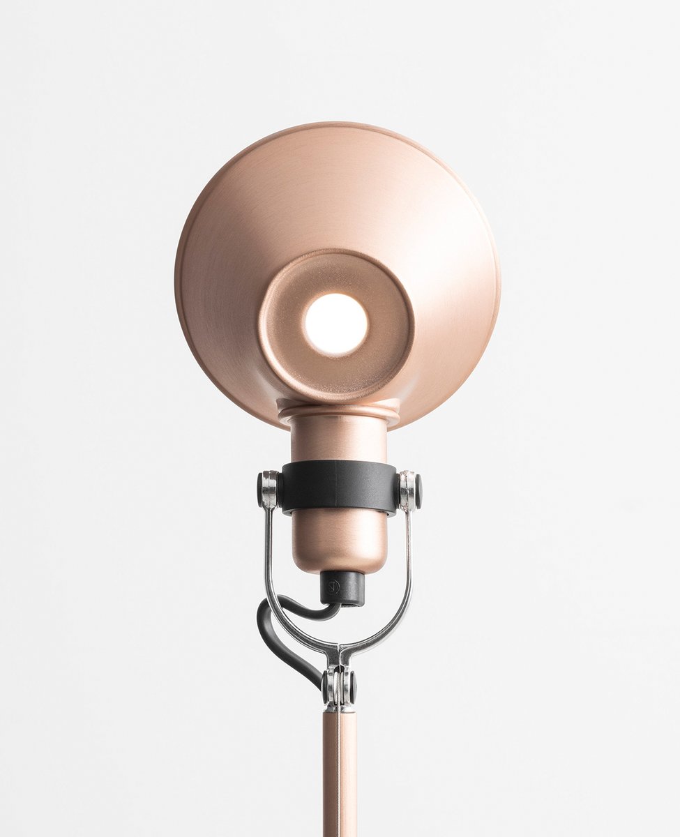 OraltoDesign's tweet photo. Le best seller Artemide Tolomeo Micro a un nouveau visage en édition limitée ! Il sera très bientôt chez Oralto Design !
Cette lampe iconique présente une nouvelle finition en cuivre obtenue par oxydation anodique. #tolomeomicrospecialedition #artemide #tolomeo #Design https://t.co/yTGjG6k1Tf