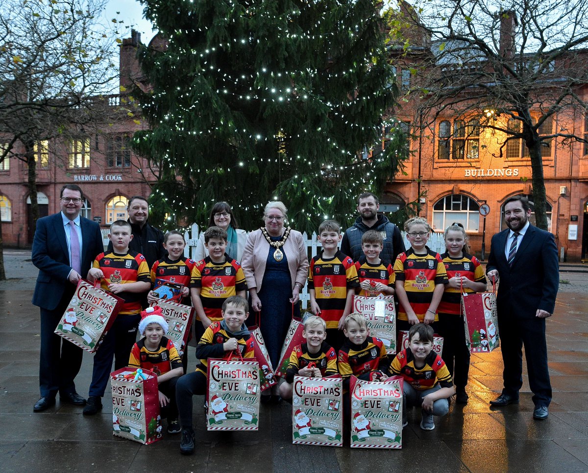 sthelenscouncil's tweet image. 🧵 A big, big thank you to @PilksRecsARLFC U10s for their very generous donation to our Christmas gift appeal.