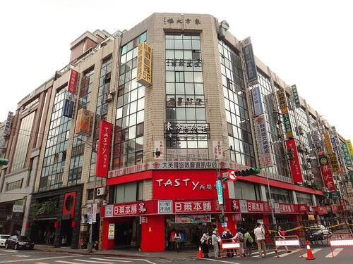 あの新高堂書店、今年いっぱいで閉店しまうのか…。
ここは元々台北の一等地にあった書店で、絵葉書や学習参考書や赤本も出版・販売されていた台湾を代表する本屋だった。邱永漢と王育徳が初めて会ったのもここであった。

敗戦で東京中目黒に移ったが、ついに1895年からの歴史に幕を閉じる。＃台湾史