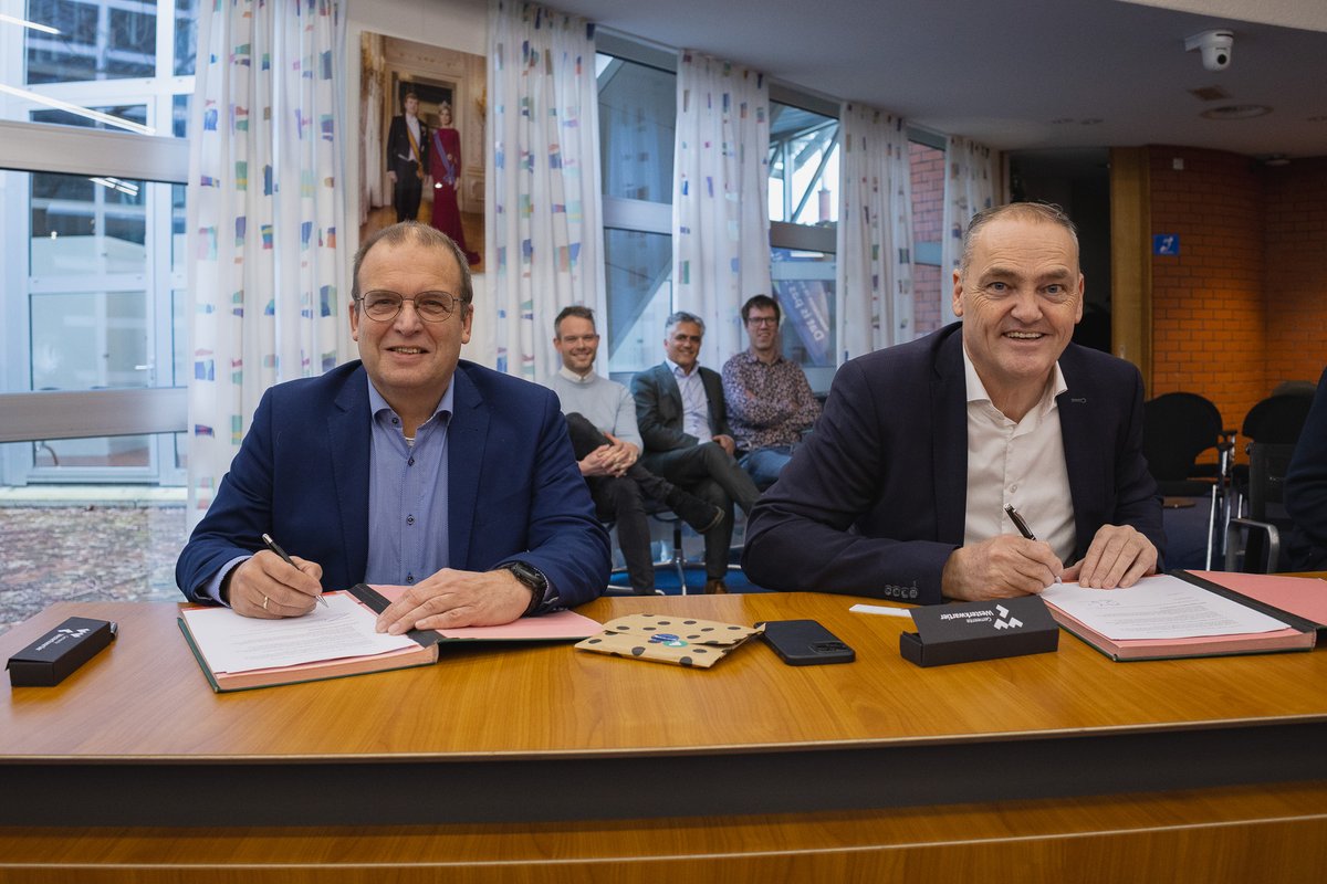 Vandaag ondertekenden wethouder <a href="/bertnederveen/">Bert Nederveen</a>  en <a href="/BienseDijkstra/">Biense Dijkstra @DijkstraDraisma</a> het contract voor de realisatie van de nieuwe huisvesting voor de buitendienst <a href="/GemWkwartier/">Gemeente Westerkwartier</a> &amp; <a href="/NovatecWk/">Novatec</a> in Leek. Het gebouw wordt #energieneutraal en we gebruiken natuurlijke &amp; hergebruikte materialen. ♻️ #bgdd